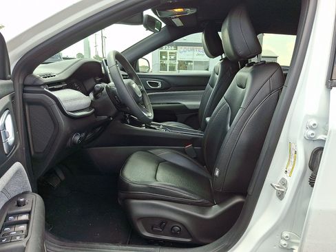 Used 2024 Jeep Compass Latitude AWD/4WD image 14