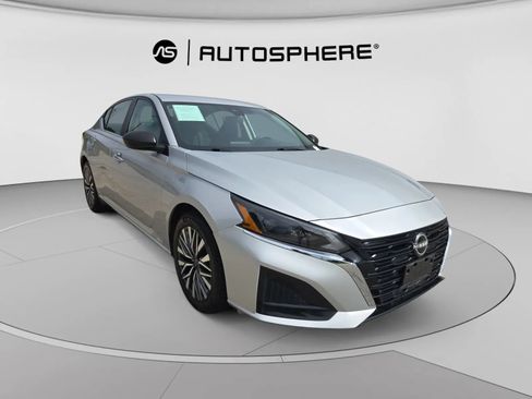 Used 2024 Nissan Altima 2.5 SV FWD image 11