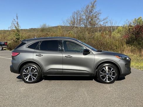 Used 2022 Ford Escape SE w/ SE Sport Appearance Package image 21