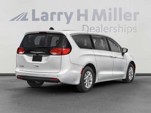 New 2026 Chrysler Voyager LX image 3