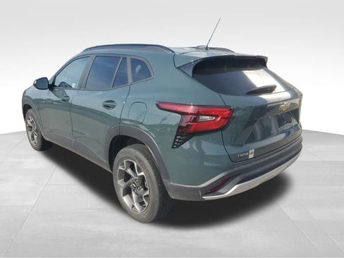 Used 2025 Chevrolet Trax LT FWD image 3