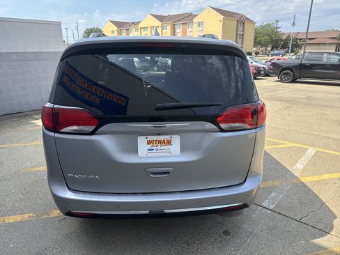Used 2020 Chrysler Pacifica Touring-L Plus FWD image 6