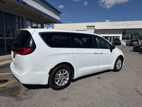 Used 2024 Chrysler Pacifica Touring-L FWD image 8