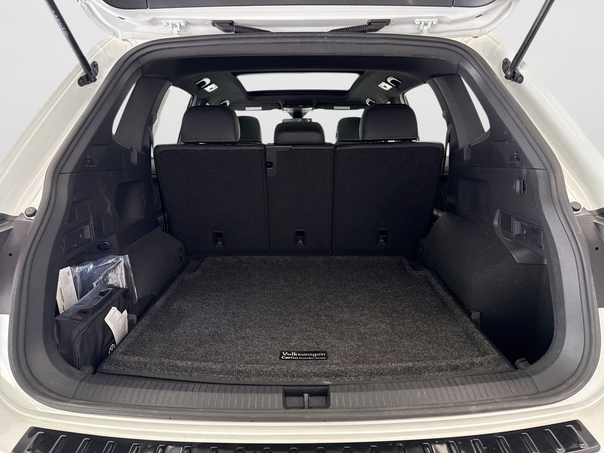 Used 2023 Volkswagen Tiguan SE R-Line AWD/4WD image 18
