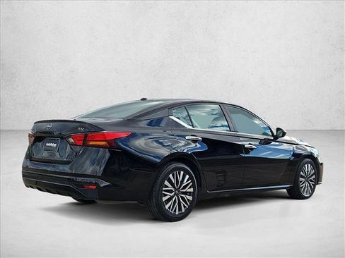 Used 2024 Nissan Altima 2.5 SV image 5