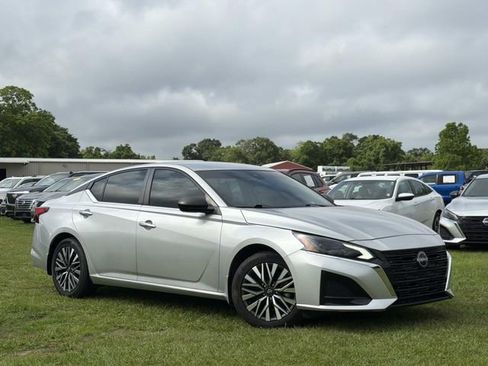 Used 2024 Nissan Altima 2.5 SV FWD image 14