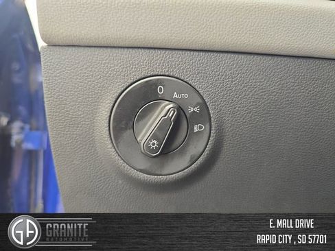 Used 2022 Volkswagen Taos SE w/ Panoramic Sunroof Package AWD/4WD image 32