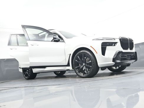 Used 2025 BMW X7 M60i AWD/4WD image 50