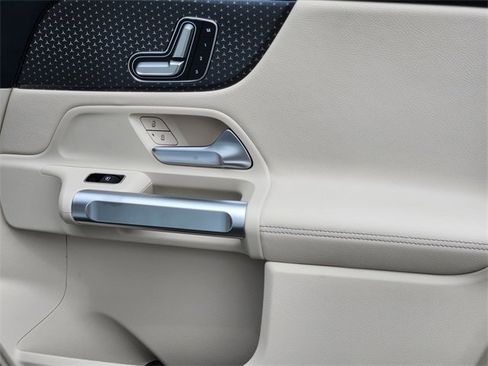 Certified 2025 Mercedes-Benz GLB 250 4MATIC image 17