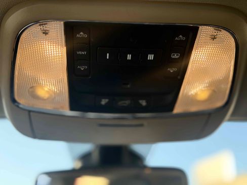 Used 2019 Jeep Grand Cherokee Overland RWD image 26