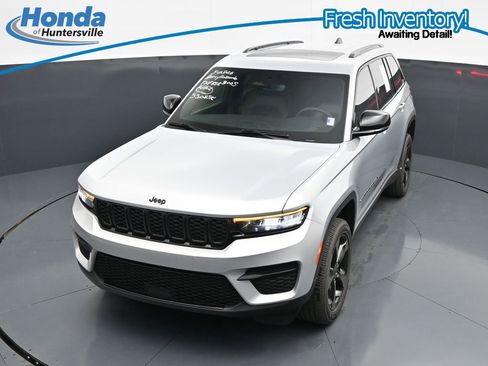 Used 2023 Jeep Grand Cherokee Altitude AWD/4WD image 24
