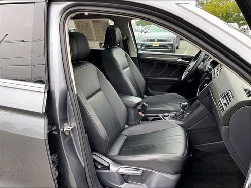 Used 2024 Volkswagen Tiguan SE w/ Panoramic Sunroof Package AWD/4WD image 17