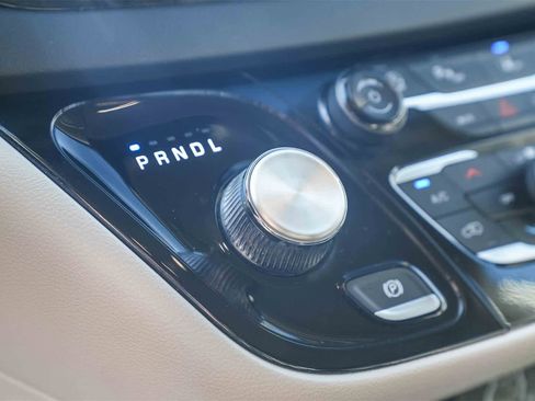 Used 2024 Chrysler Pacifica Touring-L image 19