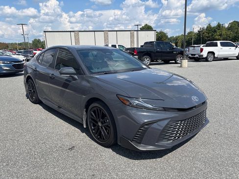 Used 2025 Toyota Camry SE FWD image 11