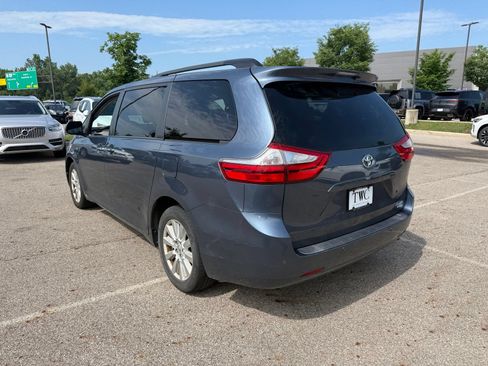 Used 2017 Toyota Sienna XLE Premium AWD/4WD image 7