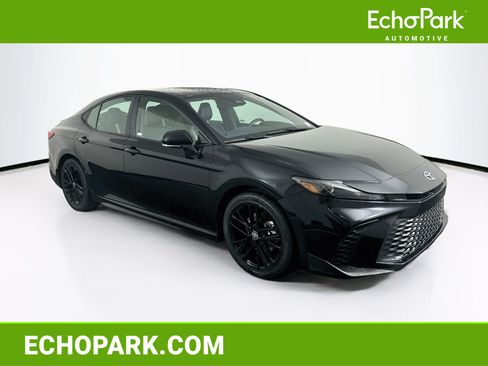 Used 2025 Toyota Camry SE FWD image 1
