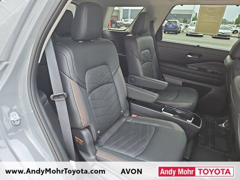 Used 2025 Nissan Pathfinder Platinum AWD/4WD image 36