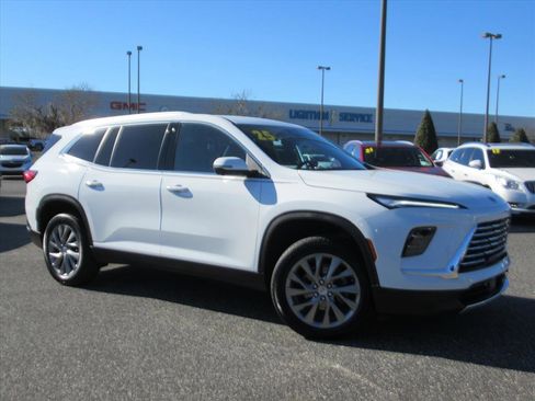 Used 2025 Buick Enclave Preferred image 2