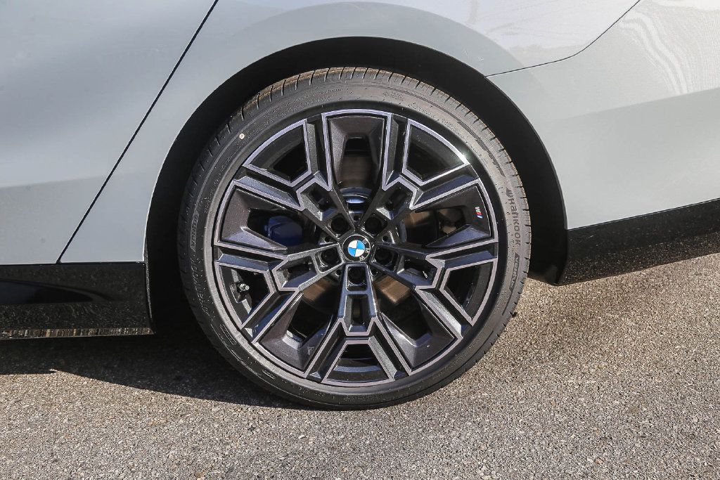 New 2027 BMW i5 eDrive40 w/ M Sport Package RWD image 8