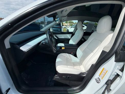 Used 2022 Tesla Model Y Long Range image 9