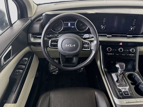 Used 2023 Kia Carnival LX FWD image 17
