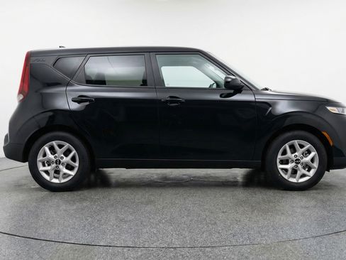 Used 2025 Kia Soul LX w/ LX Technology Package FWD image 11
