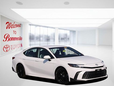 Used 2025 Toyota Camry SE FWD image 2