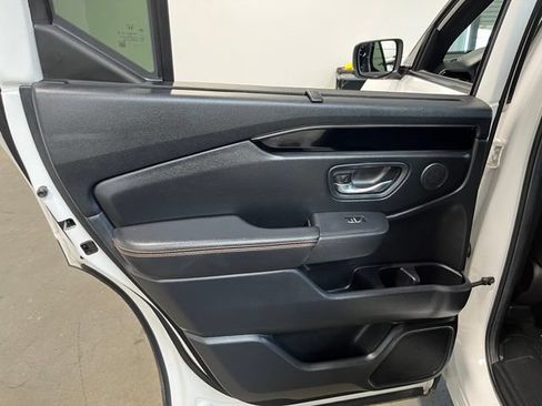 Used 2025 Honda Pilot TrailSport image 19