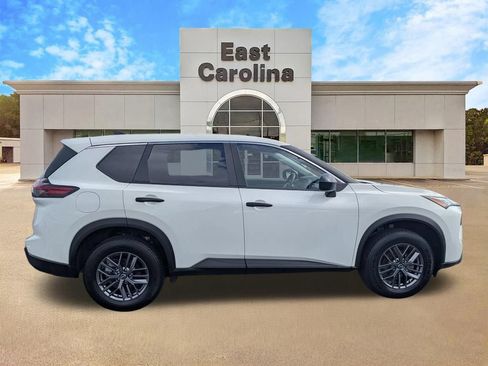 Used 2024 Nissan Rogue S AWD/4WD image 2