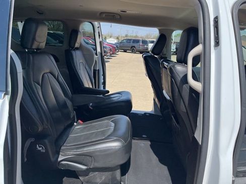 Used 2018 Chrysler Pacifica Touring-L Plus image 19