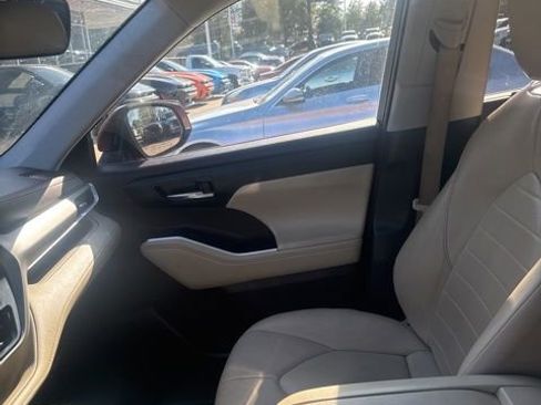 Used 2021 Toyota Highlander XLE FWD image 38