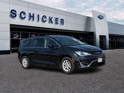 Used 2020 Chrysler Pacifica Touring FWD image 1
