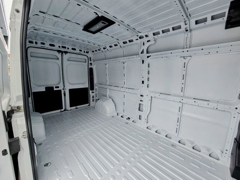 Used 2025 RAM ProMaster 2500 w/ Convenience Group image 11
