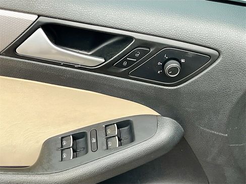 Used 2016 Volkswagen Jetta SE image 17