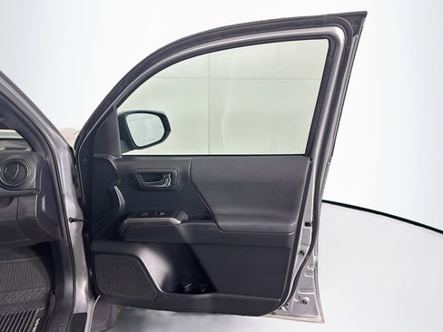 Used 2019 Toyota Tacoma TRD Sport w/ Technology Package image 30