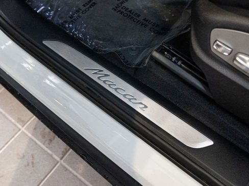 Certified 2025 Porsche Macan image 21