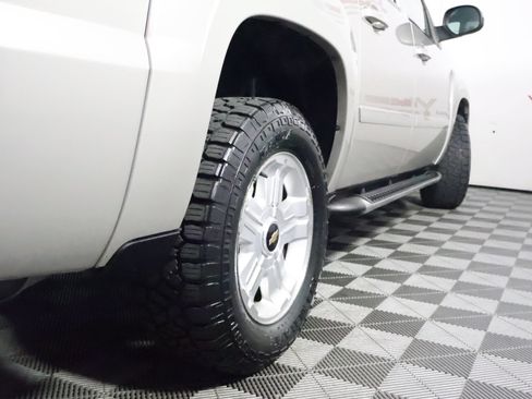 Used 2009 Chevrolet Avalanche LT w/ Luxury Package AWD/4WD image 6