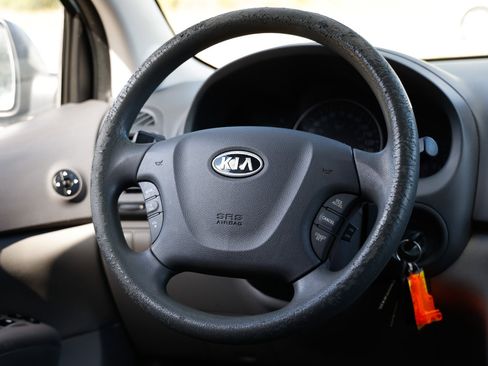 Used 2012 Kia Sedona LX image 27