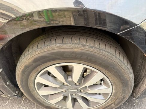 Used 2023 Chrysler Pacifica Touring-L FWD image 13