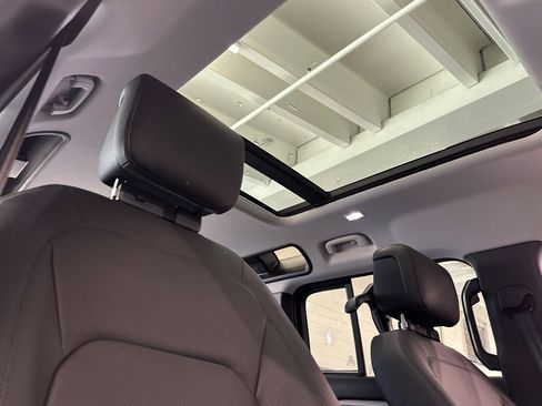 New 2026 Land Rover Defender 110 X-Dynamic SE image 24