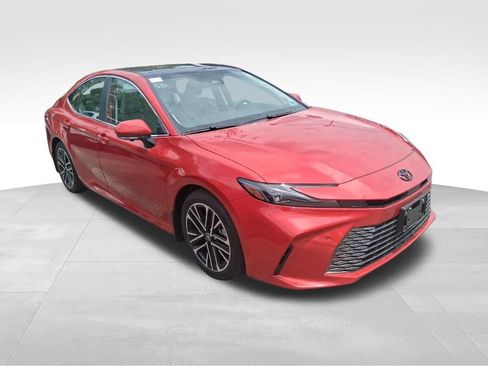 Used 2025 Toyota Camry XLE w/ Premium Plus Package FWD image 3