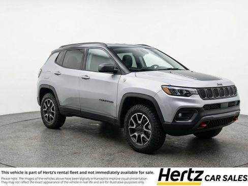 Used 2025 Jeep Compass Trailhawk AWD/4WD image 1