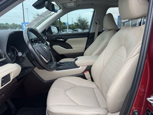 Used 2022 Toyota Highlander XLE FWD image 10