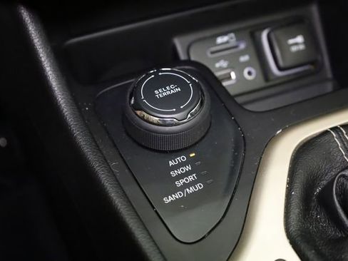 Used 2016 Jeep Cherokee Limited w/ Luxury Group image 24