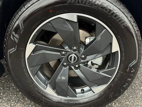 Used 2025 Nissan Rogue SV image 9