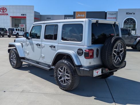 Used 2024 Jeep Wrangler Unlimited Sahara AWD/4WD image 3