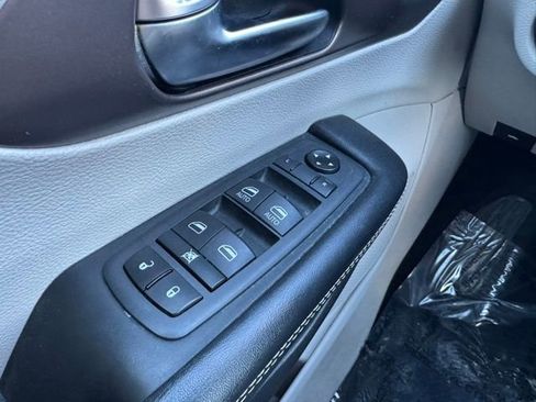 Used 2020 Chrysler Voyager Lxi FWD image 24