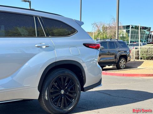 Used 2023 Toyota Highlander XSE AWD/4WD image 10