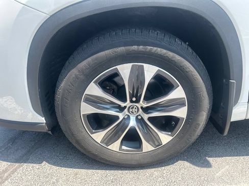 Used 2022 Toyota Highlander XLE AWD/4WD image 29