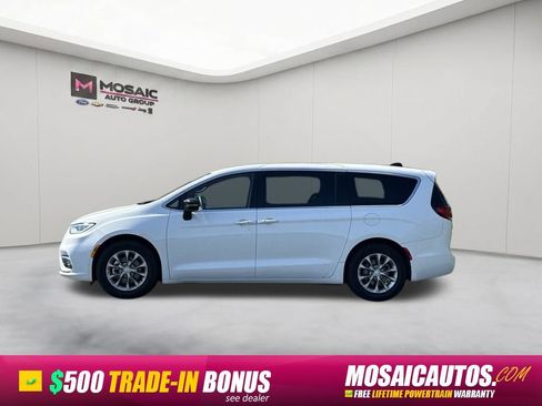 Used 2026 Chrysler Pacifica Limited FWD image 4